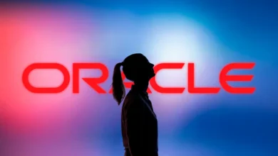 die Geschichte von Oracle Bild einer Silhouette mit dem Logo dahinter