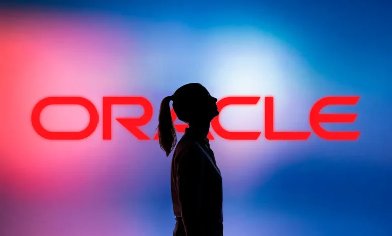 die Geschichte von Oracle Bild einer Silhouette mit dem Logo dahinter